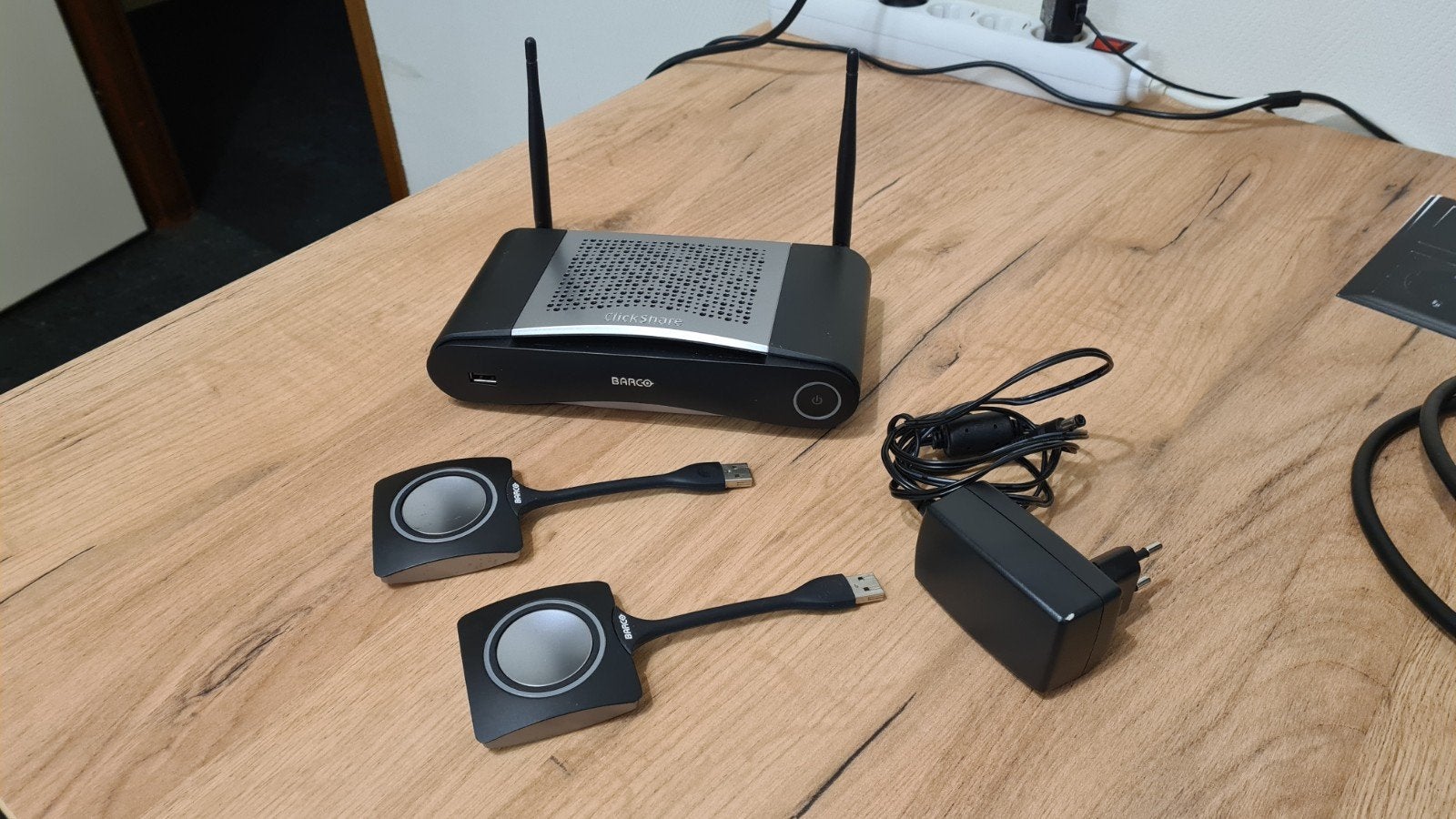 Barco ClickShare CSE-200 met 2 dongles - Draadloos presenter, Ophalen of Verzenden, Zo goed als nieuw, Video