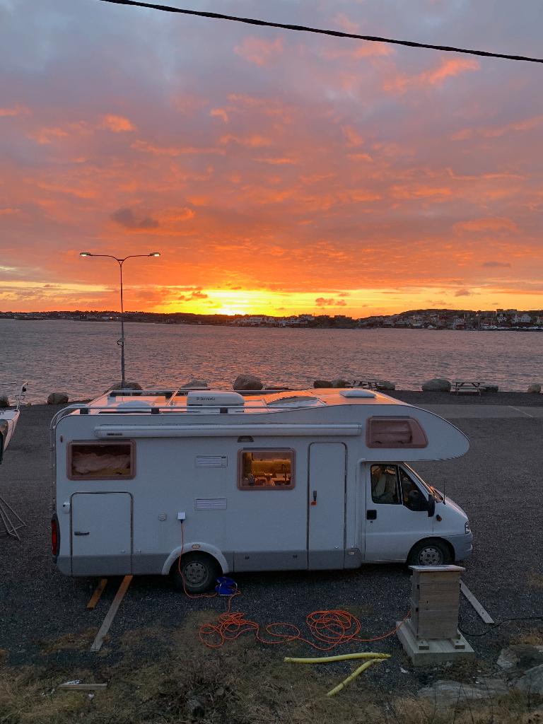 Sfeervolle off-grid camper | 4 zonnepanelen | Instapklaar, Alkoof, Ringverwarming, Fiat, 6 tot 7 meter