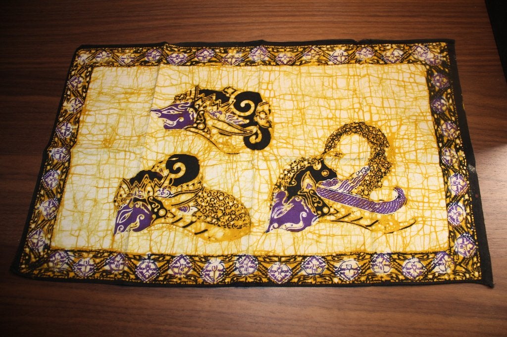 Lap 100% batik katoen stof - geel zwart paars - wayang #4325, Zwart, Nieuw, Ophalen of Verzenden, 30 tot 120 cm