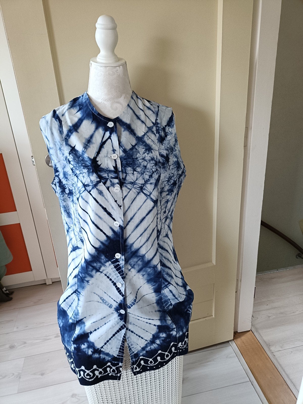 Mouwloze Batik Blouse - Blauw/Wit, Kleding | Dames, Blouses en Tunieken, Blauw, Maat 42/44 (L), Ophalen of Verzenden, Onbekend