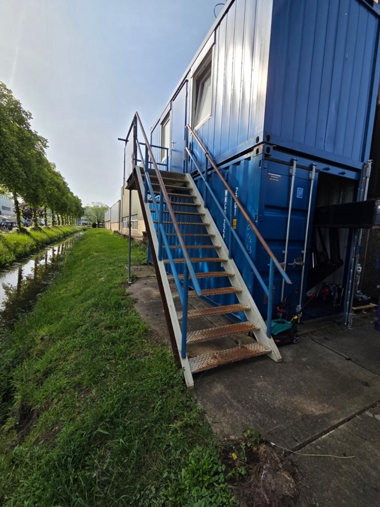 Stalen trap container schaftkeet unit trap, Doe-het-zelf en Verbouw, Steigers, Ophalen of Verzenden, Overige typen, Minder dan 2 meter