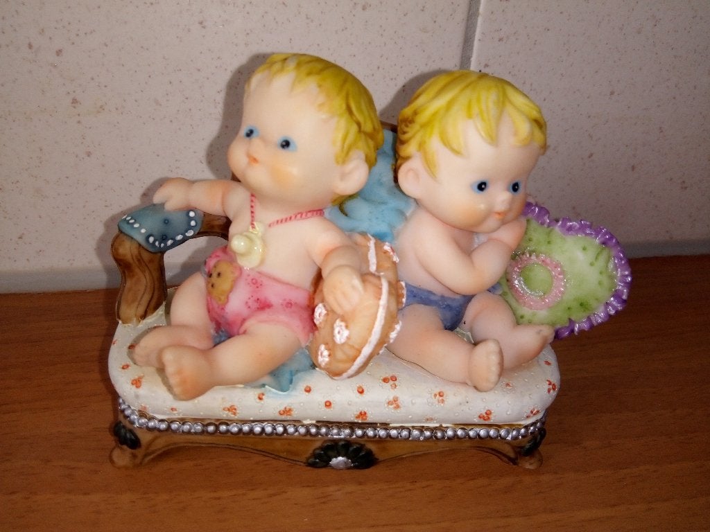 Baby's op bankje. 11 x 8 cm, Ophalen of Verzenden, Zo goed als nieuw, Mens
