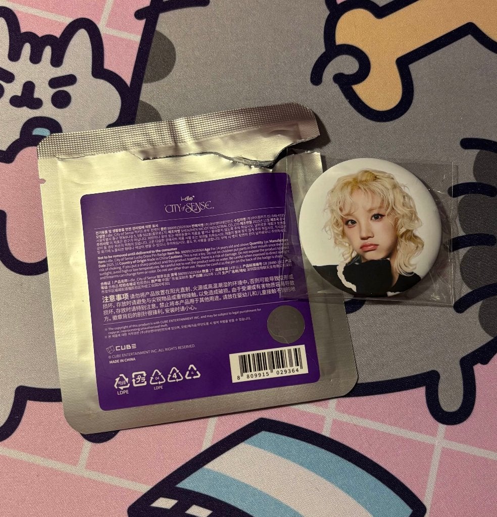 (Gidle) Idle Yuqi can badge (city of sense md), Ophalen of Verzenden, Nieuw, Foto of Kaart