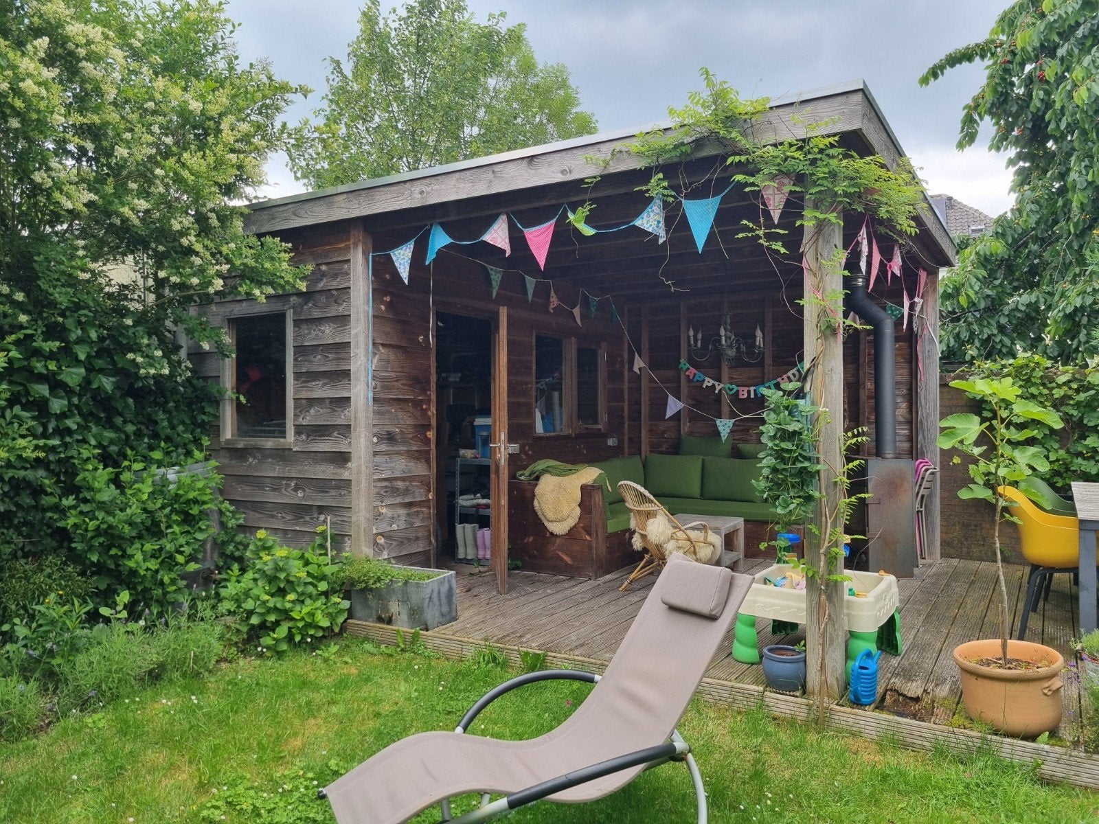 Houten tuinhuis met overkapping en houtkachel, Ophalen, Gebruikt, Tuinhuis, 2 ramen