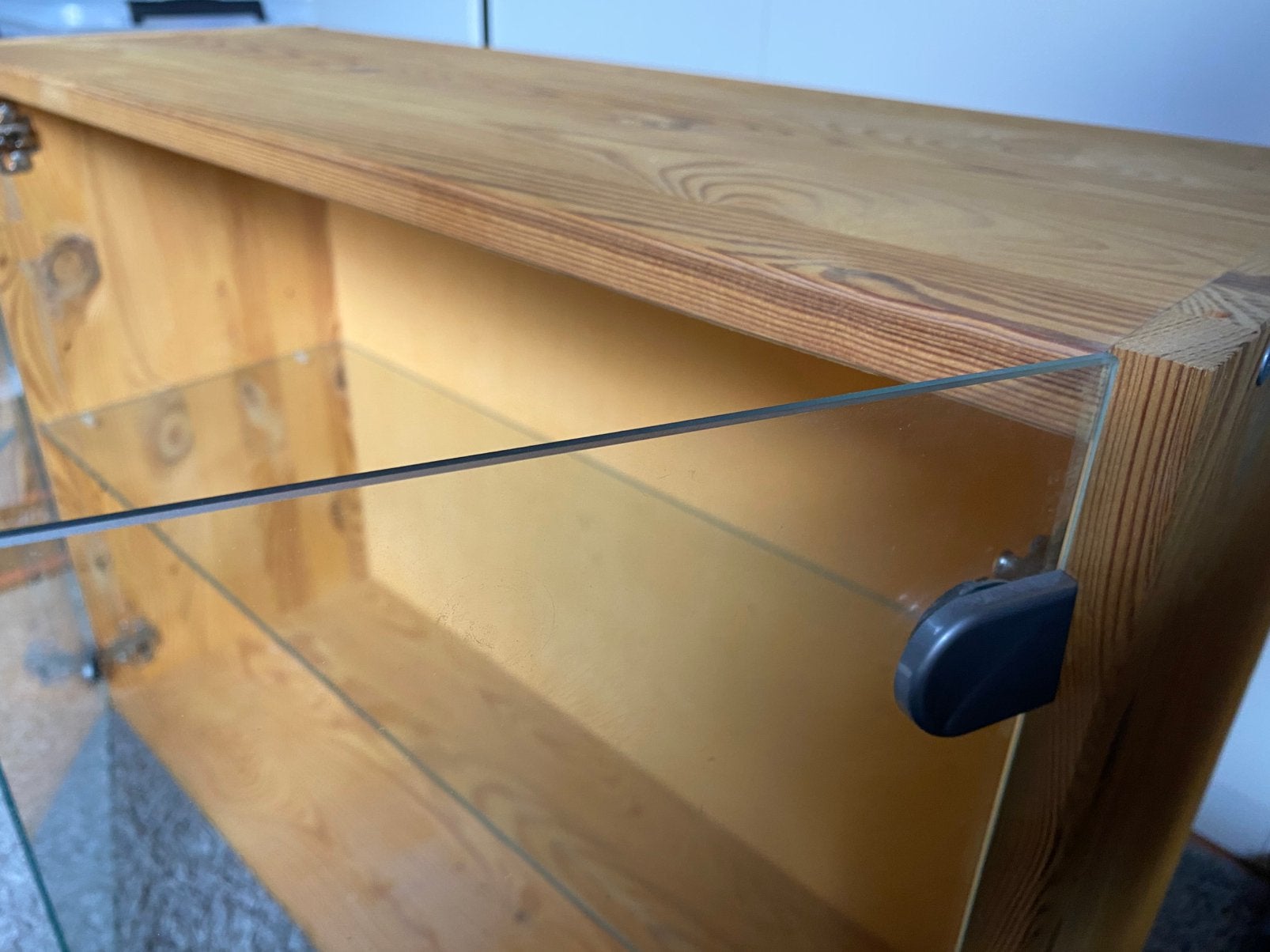 Stoere prijzenkast met glazen deurtjes, Ophalen, Gebruikt, 50 tot 100 cm, 25 tot 50 cm