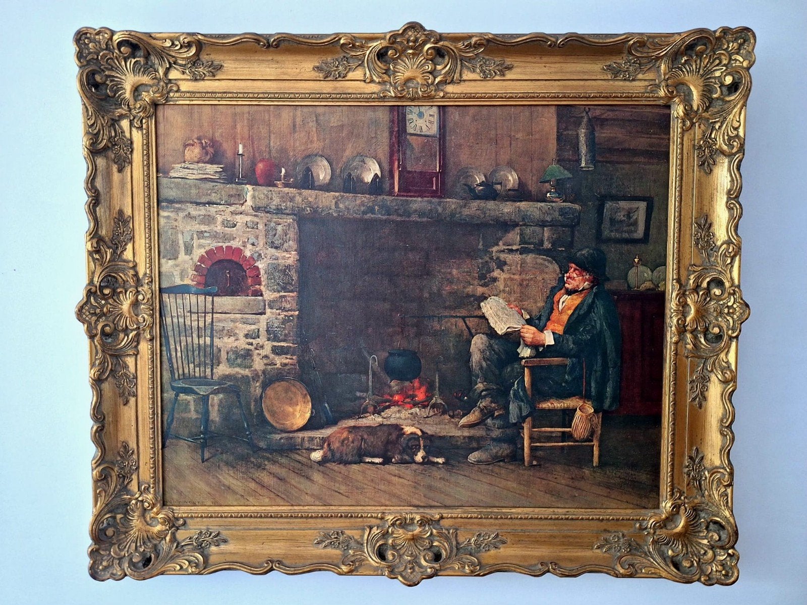Vintage print van lezende man bij open haard met hond