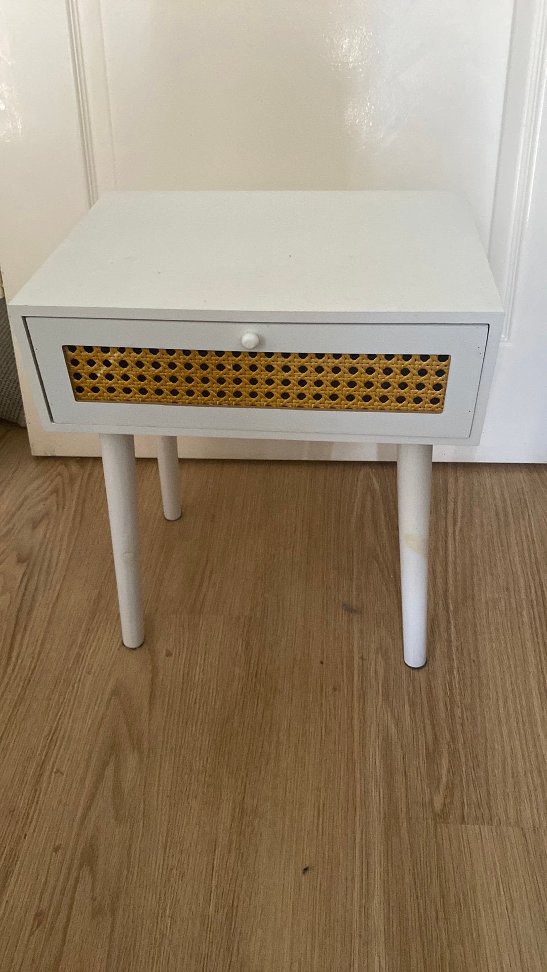 Te koop wit nacht kastje, Ophalen, Zo goed als nieuw, 45 tot 65 cm