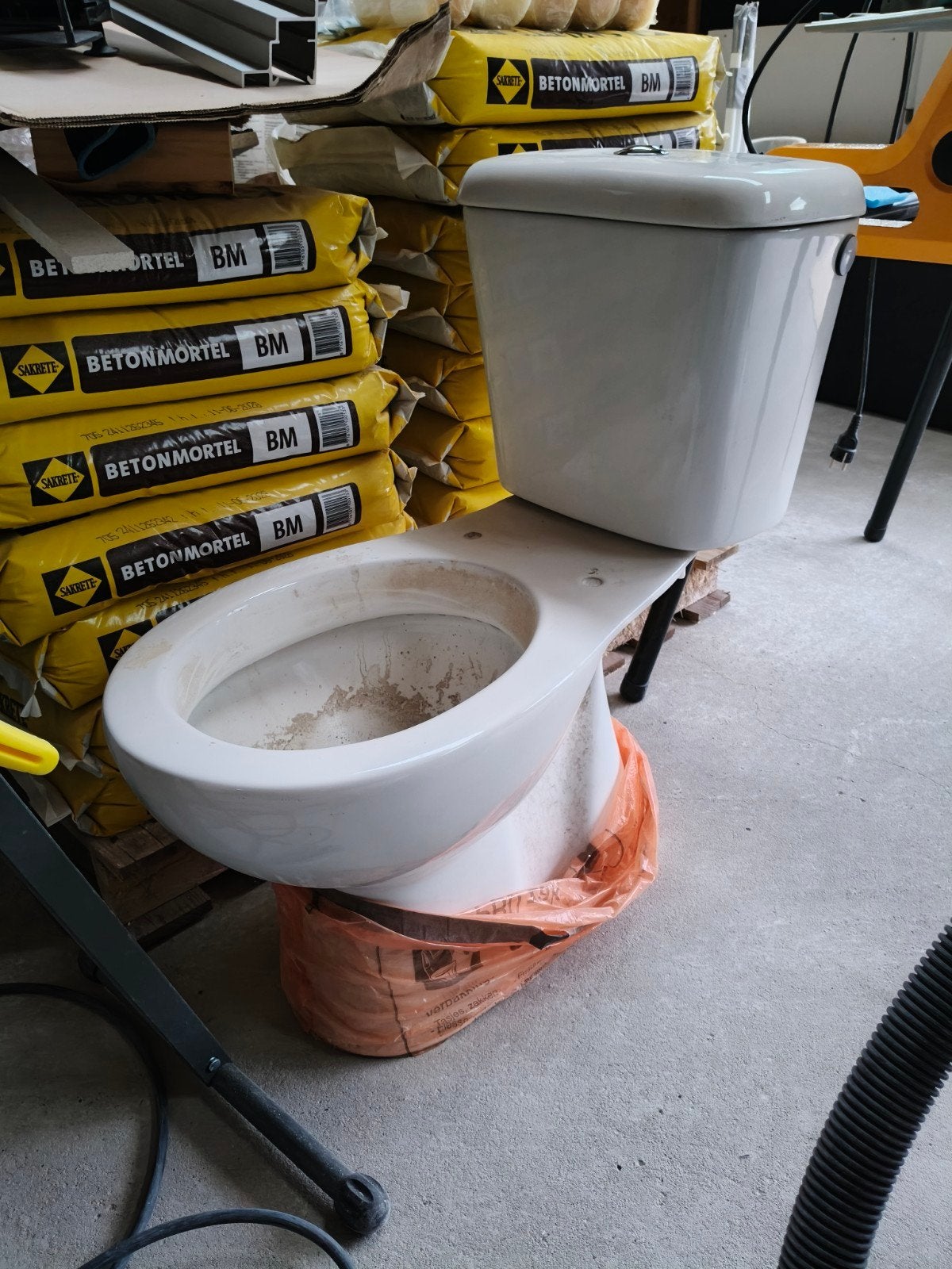 Gebruikt toilet met stortbak, Doe-het-zelf en Verbouw, Ophalen, Gebruikt, Toilet