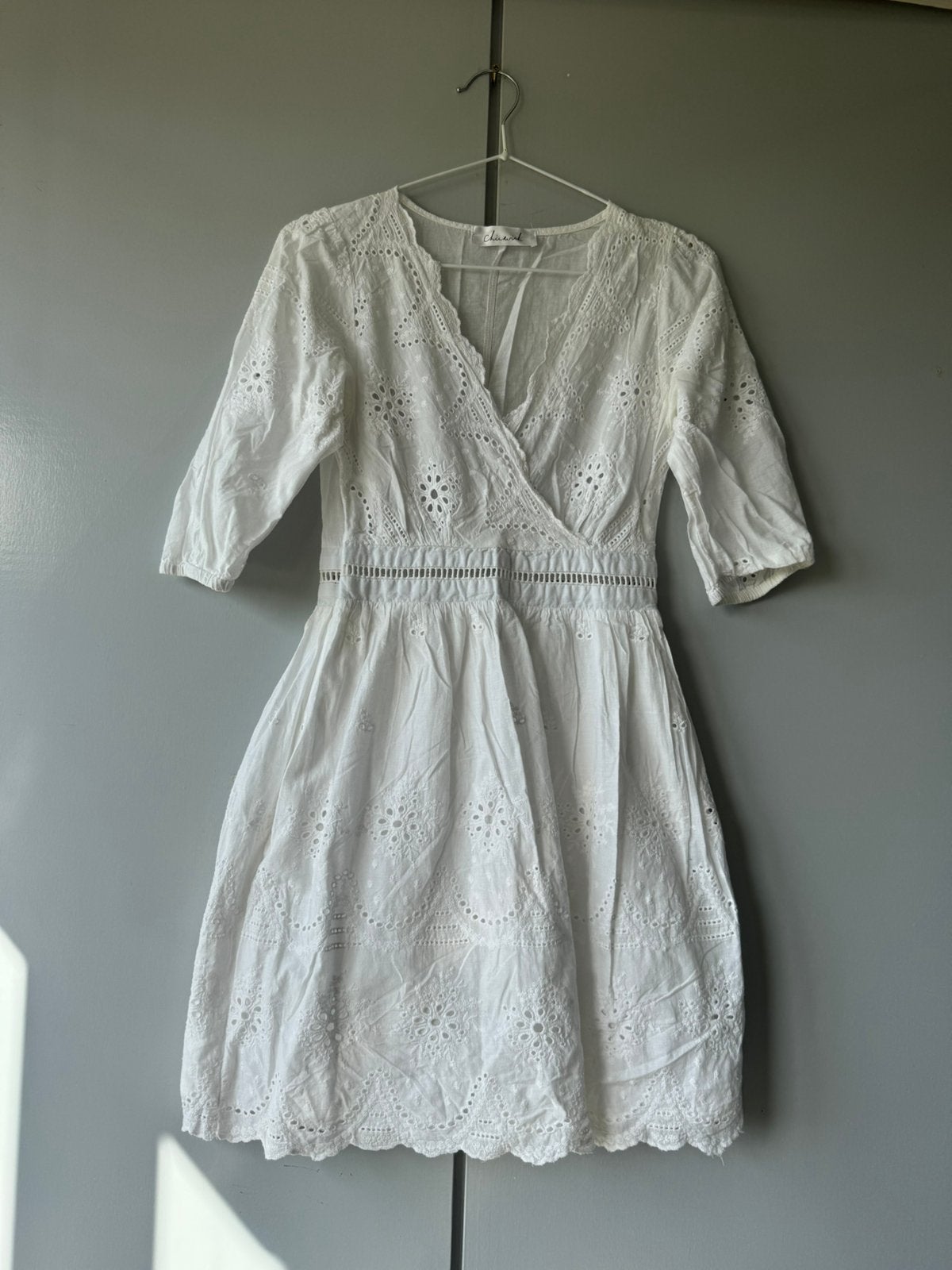 Witte jurk met borduursels Chicwish, maat XS, Kleding | Dames, Jurken, Wit, Ophalen of Verzenden, Zo goed als nieuw, Maat 34 (XS) of kleiner