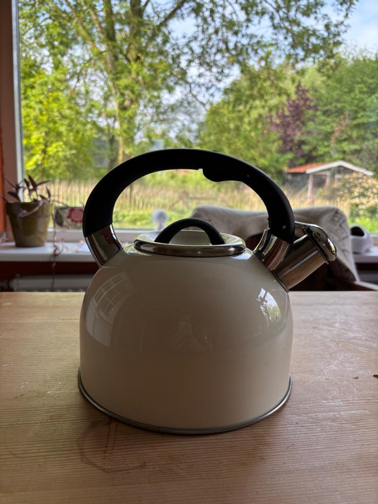 Crème-kleurige fluitketel - Zo goed als nieuw, 1 tot 2 liter, Ophalen of Verzenden, Zo goed als nieuw