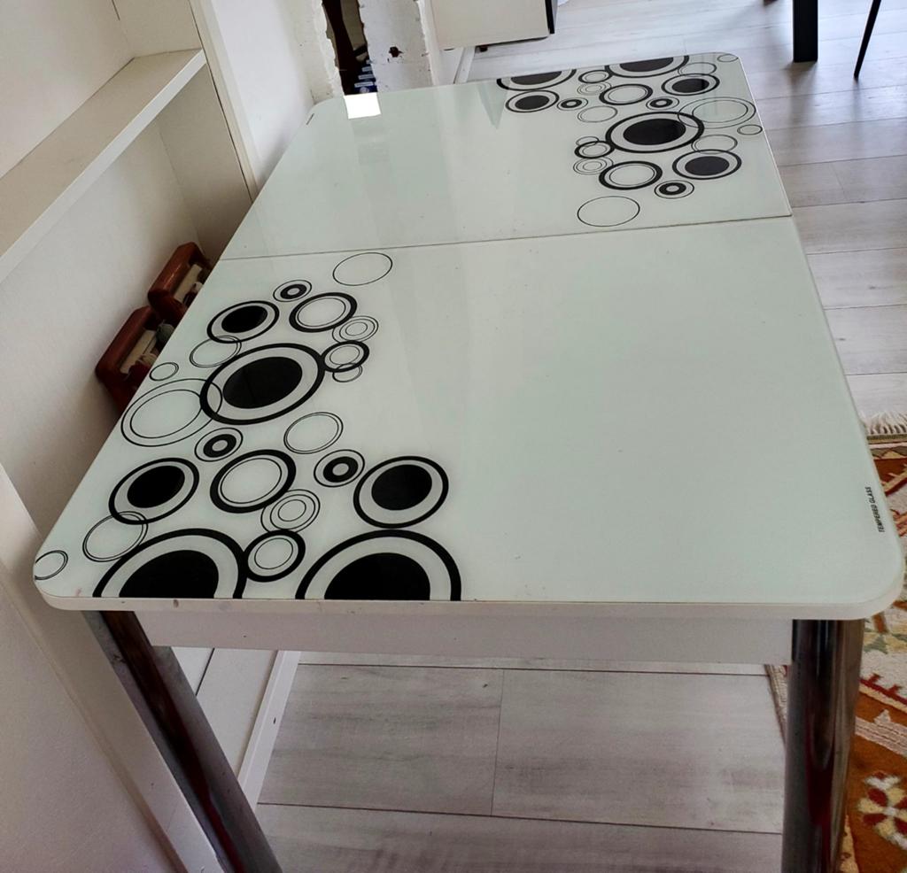 Uitschuifbare eettafel met glazen blad en modern design, Huis en Inrichting, Tafels | Eettafels, Ophalen of Verzenden, Gebruikt