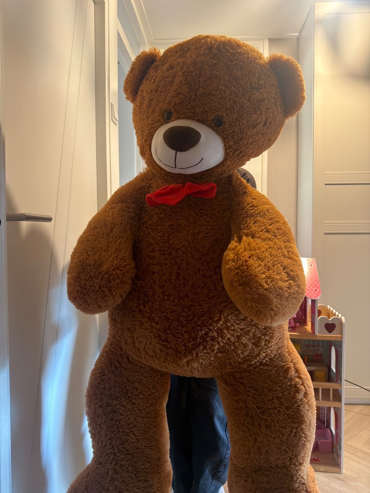 Grote knuffelbeer met rode strik, Ophalen, Beer, Zo goed als nieuw, Met kleding of accessoire