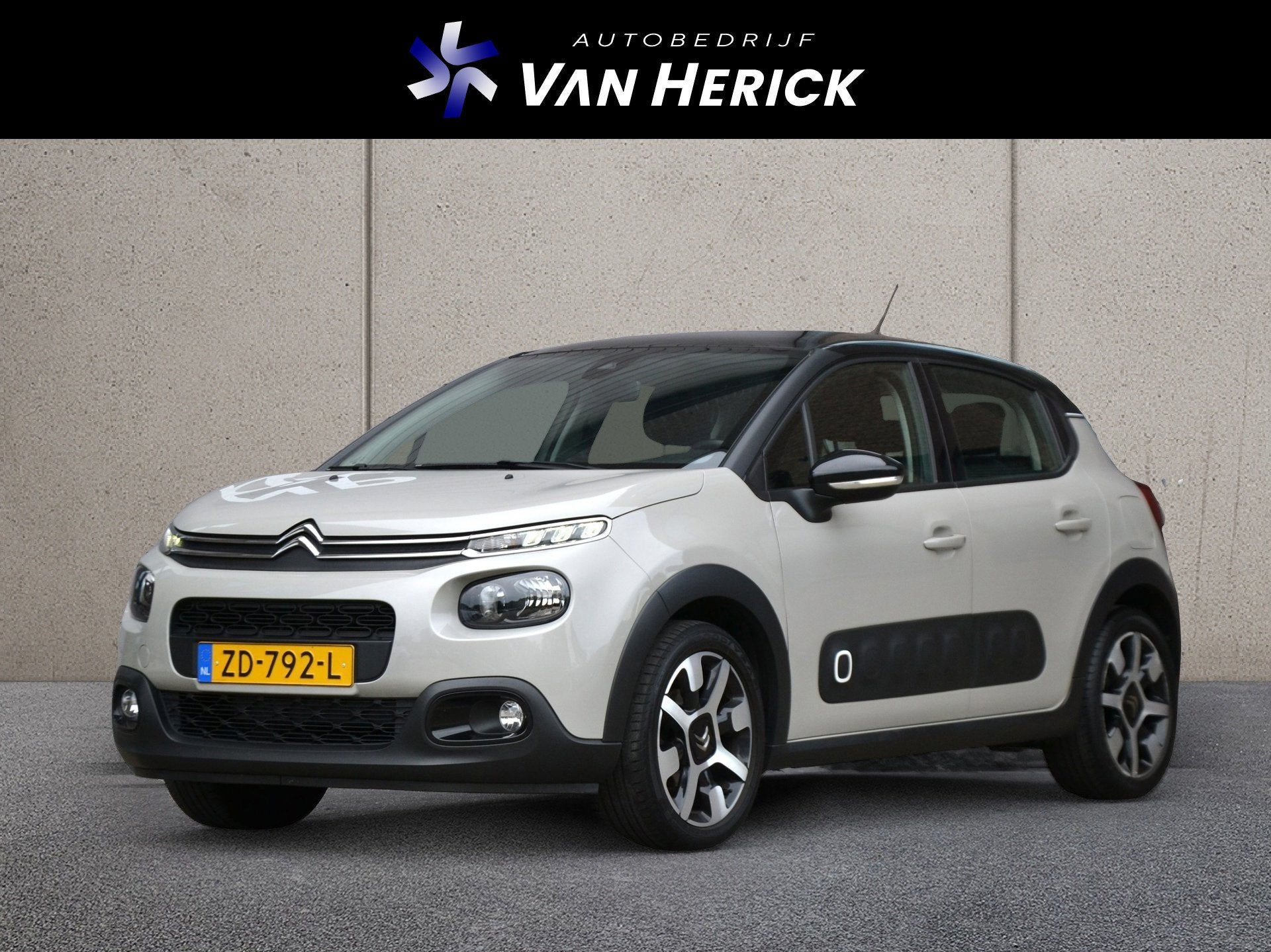 Citroen C3 1.2 PureTech S&S Shine | Panoramadak | Achteruitr, Auto's, Citroën, 1199 cc, 82 pk, 450 kg, Bedrijf