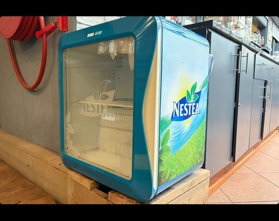 Nestea display koelkast - blikvanger!, Ophalen of Verzenden, Zonder vriesvak, Gebruikt, Minder dan 85 cm