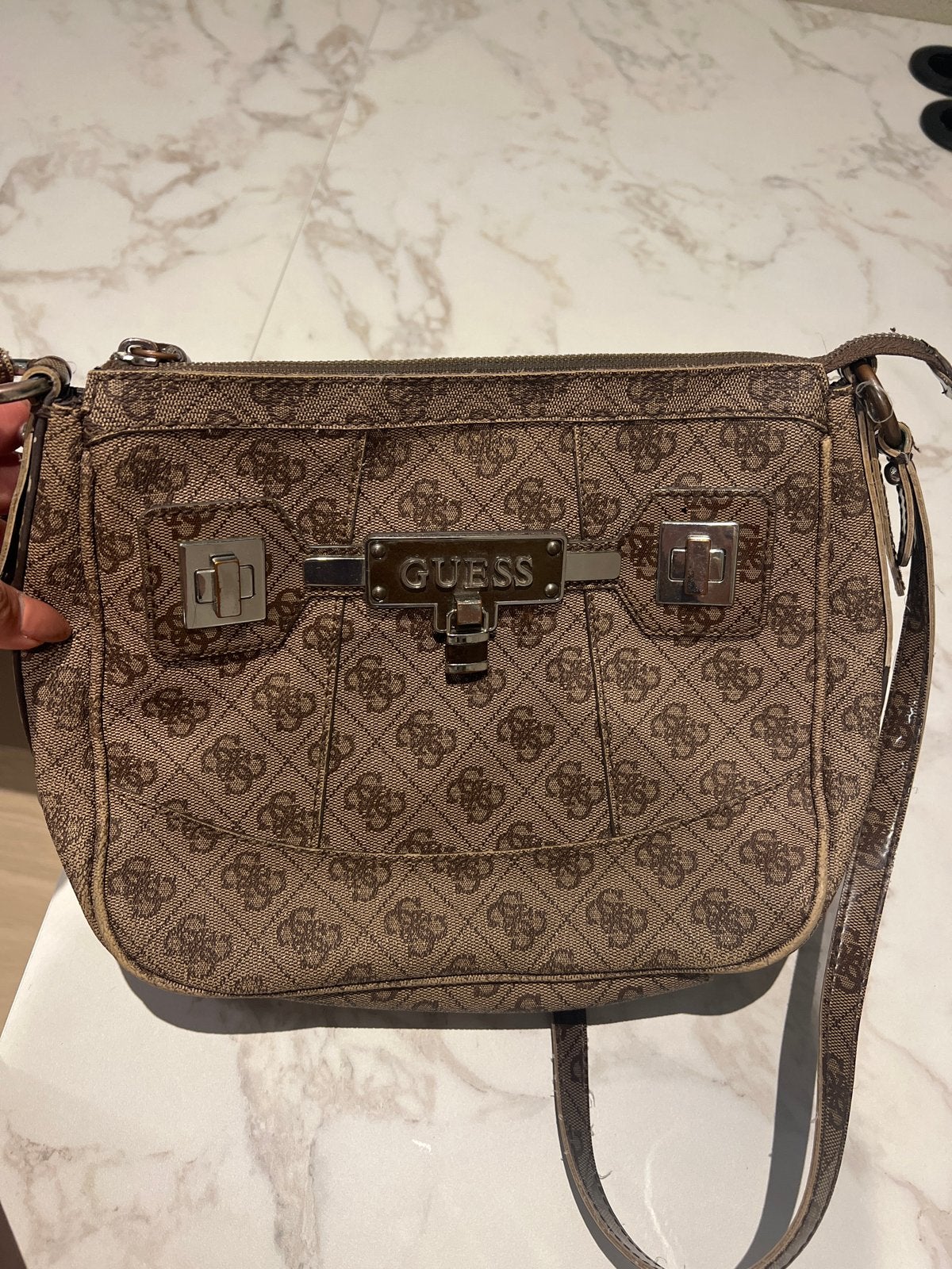 Guess Schoudertasje - Bruin met logo print, Ophalen of Verzenden, Gebruikt, Bruin, Schoudertasje