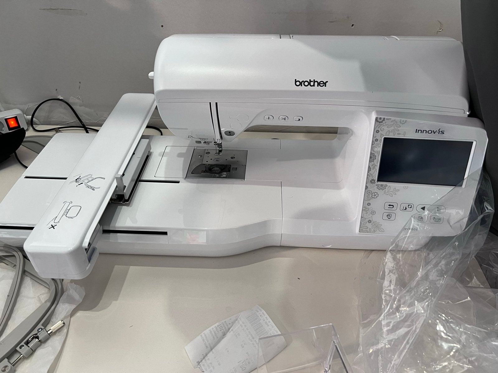 Brother Innov-is 880e Borduurmachine, Hobby en Vrije tijd, Naaimachines en Toebehoren, Ophalen, Zo goed als nieuw, Naaimachine