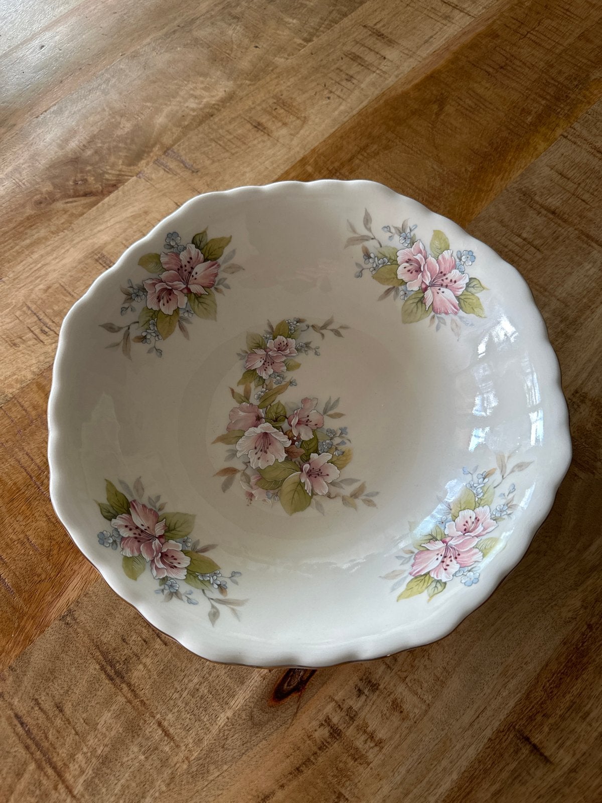 Marylough Pottery Staffordshire England Schaal met bloemen, Antiek en Kunst, Antiek | Schalen, Ophalen of Verzenden