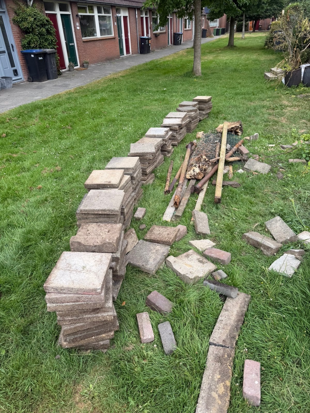 Gratis betontegels (30x30) en tuingrond af te halen, Ophalen, Overige materialen, Gebruikt, 20 tot 40 cm