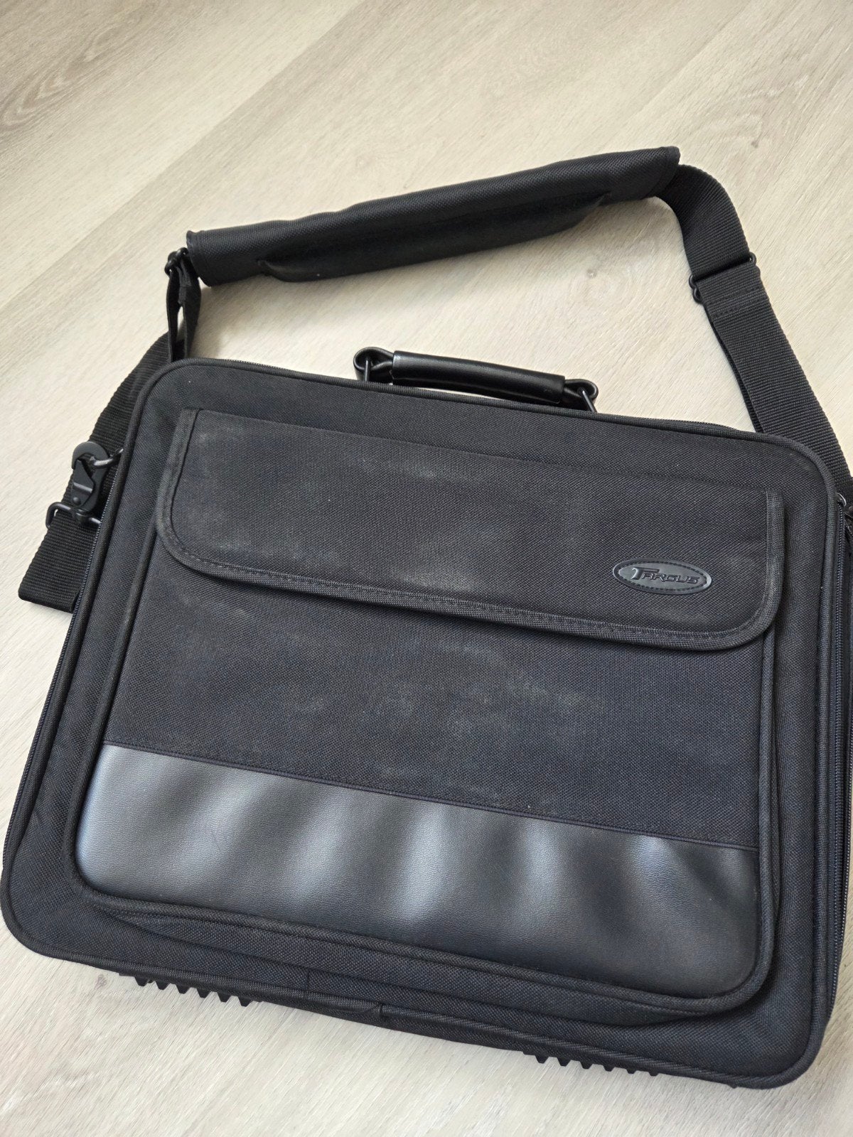 Zwarte Targus laptoptas met schouderband, Gebruikt, 15 inch, Targus, Zwart