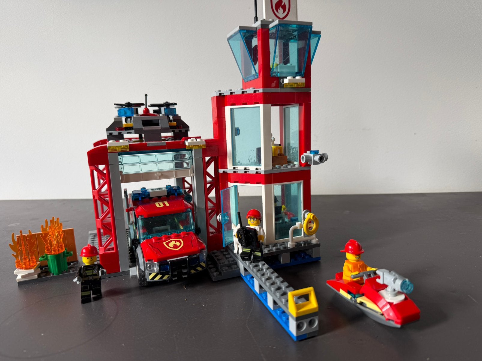 LEGO City Twee brandweer sets 60214 en 60215, Ophalen, Zo goed als nieuw