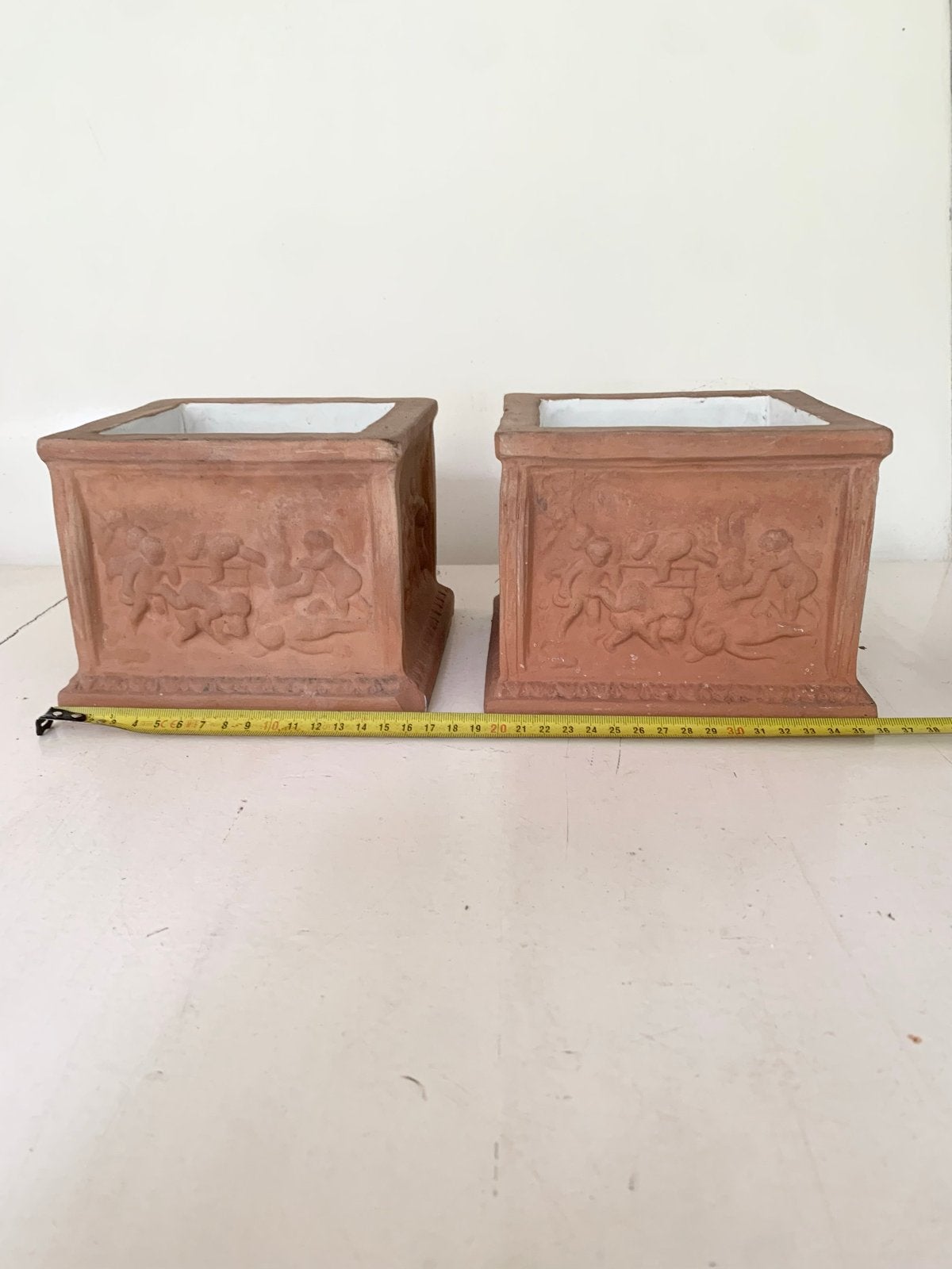 2 terracotta bloempotten met licht erotisch reliëf, Gebruikt, Vierkant, Binnen, Ophalen of Verzenden