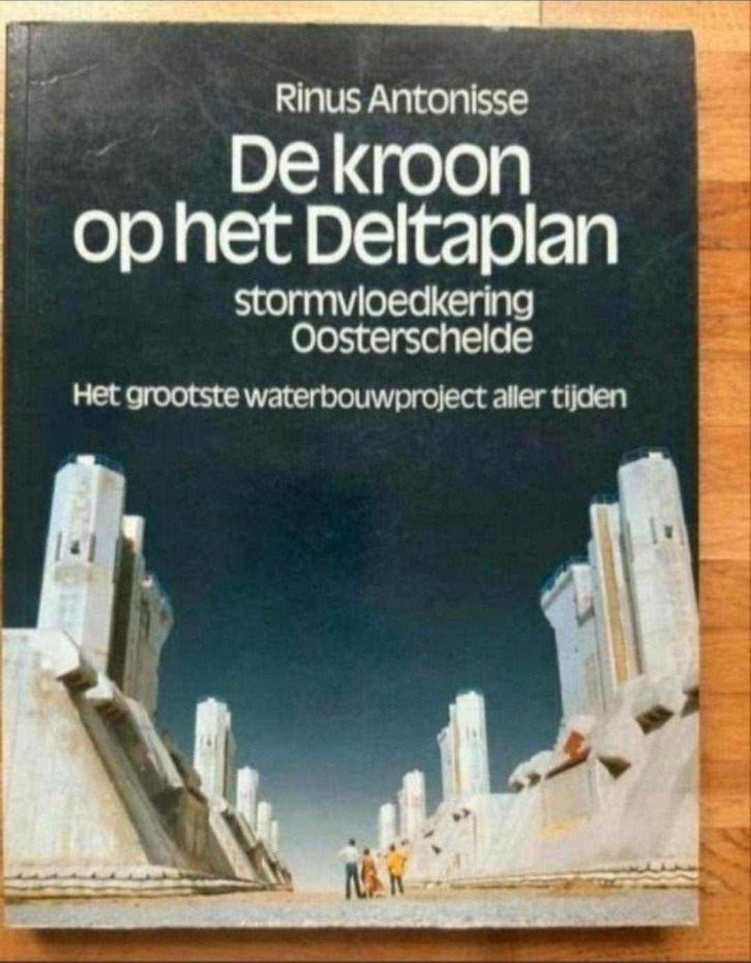 De kroon op het deltaplan geschiedenis fotoboek en info, Ophalen of Verzenden, Zo goed als nieuw