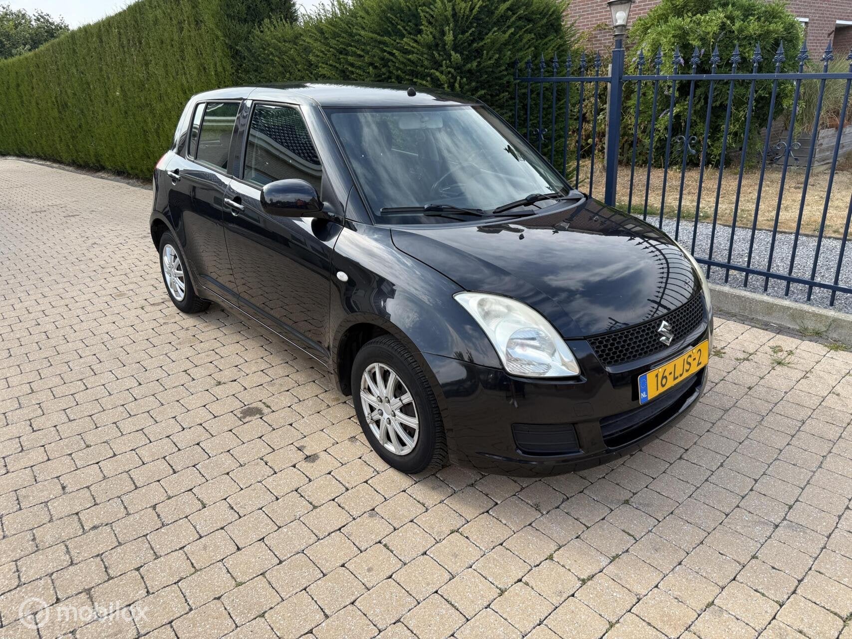 Suzuki Swift 1.3 5 DEURS MET NIEUWE APK 98,000 KM MET AIRCO, Auto's, Voorwielaandrijving, Stof, Zwart, 400 kg