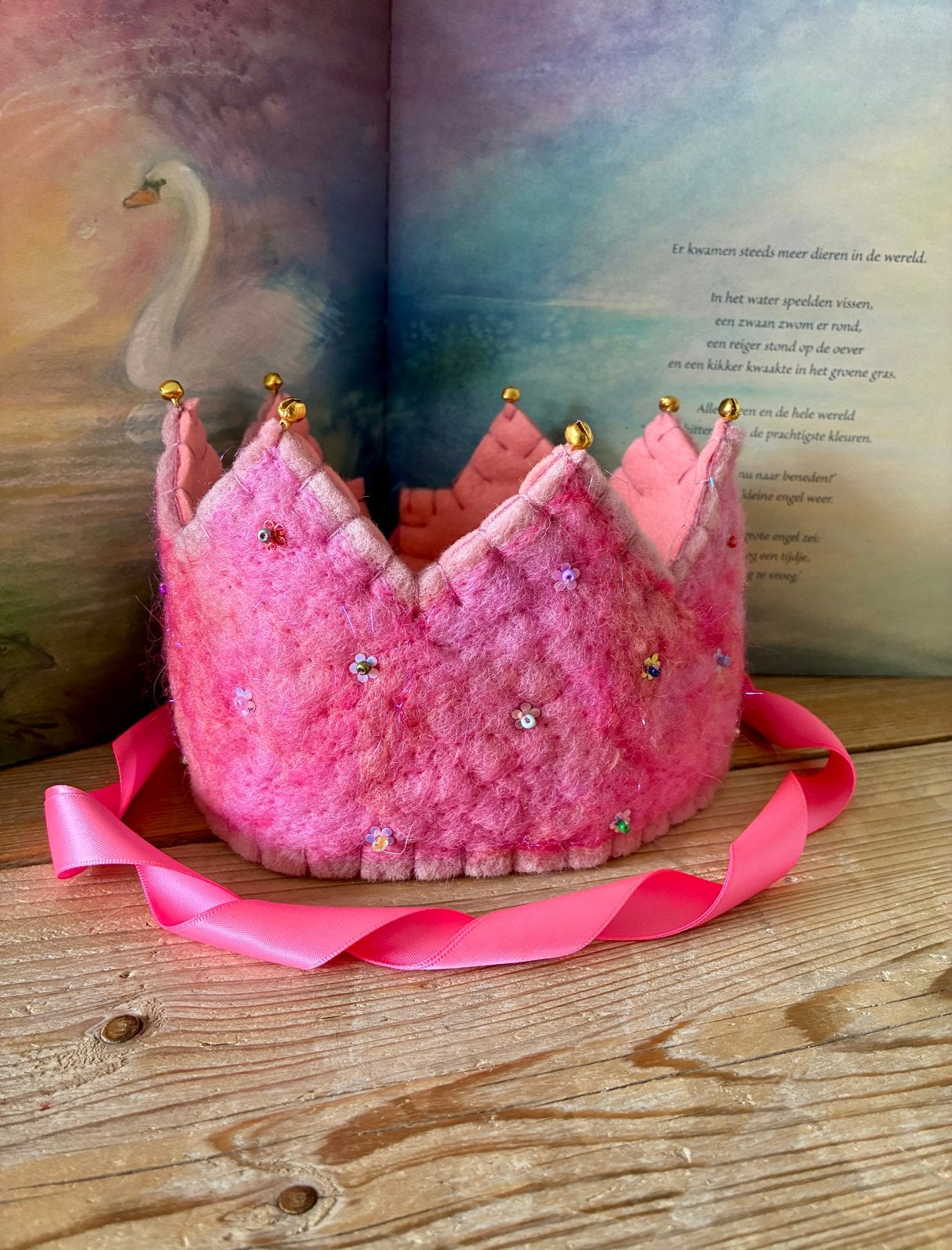 Roze prinsessenkroon van vilt met belletjes en kraaltjes, Verzenden, Nieuw