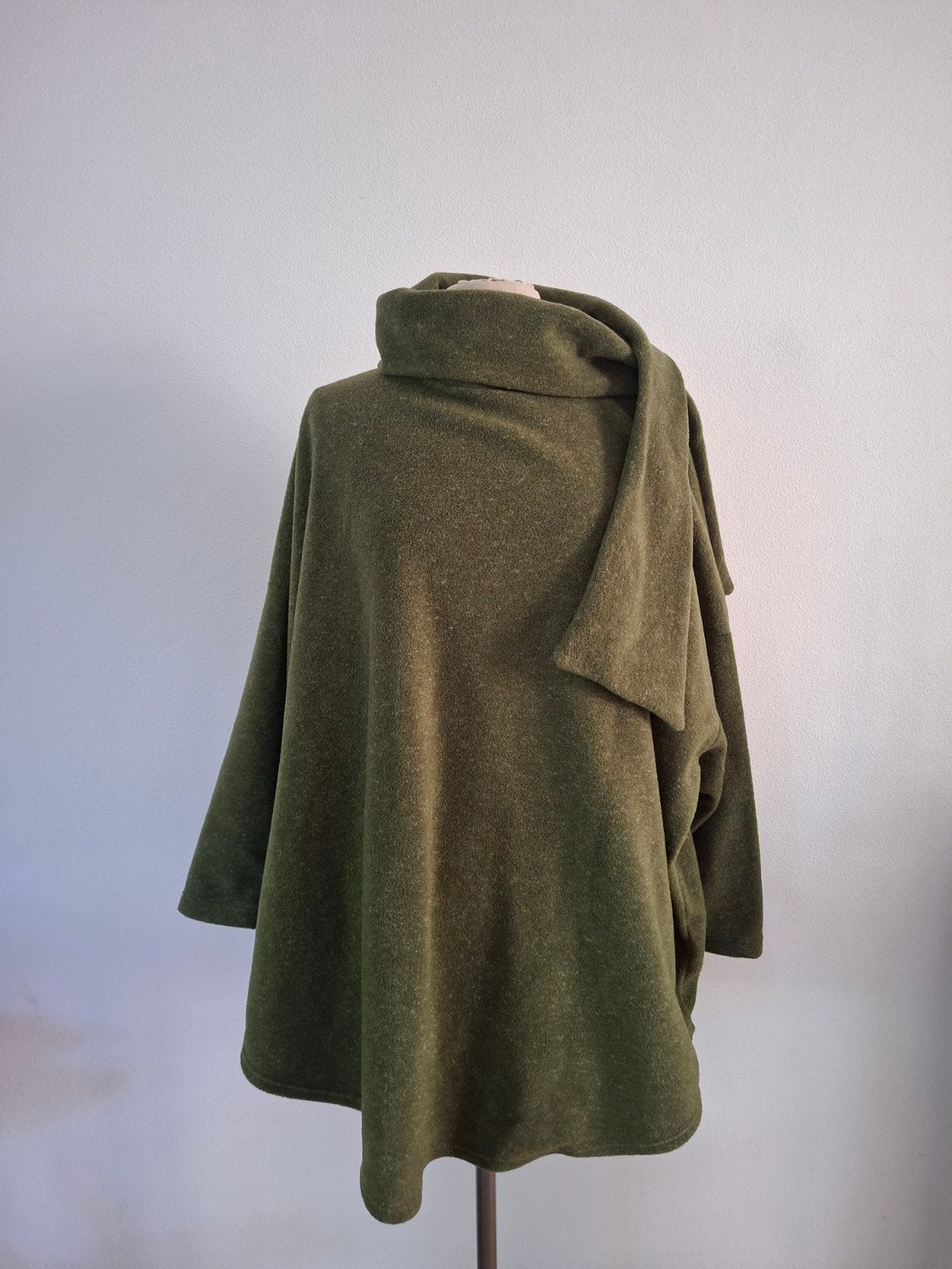 Groene oversized trui met sjaalkraag/ col, merk Boris., Maat 42/44 (L), Ophalen of Verzenden, Zo goed als nieuw, Groen