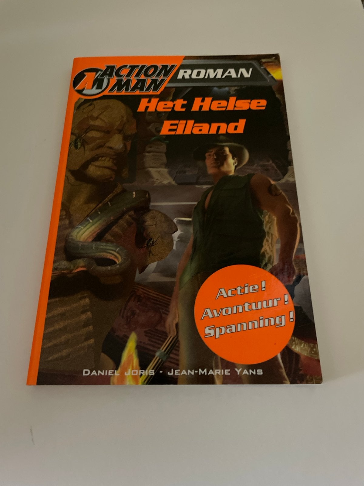 Action Man Roman: Het Helse Eiland - Actie! Avontuur!, Ophalen of Verzenden, Gelezen