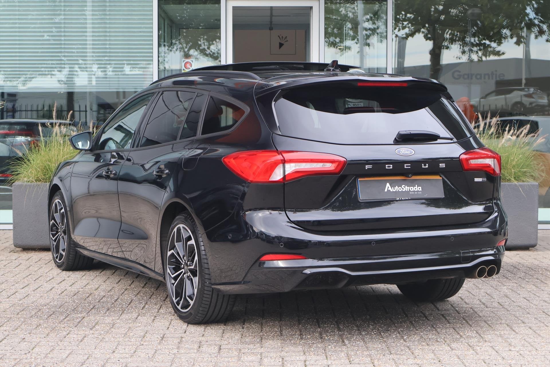 Ford Focus Wagon 1.0 ST-Line EcoBoost 155pk | Pano | Trekhaa, Dealer onderhouden, Gebruikt, Met garantie (alle), Zwart