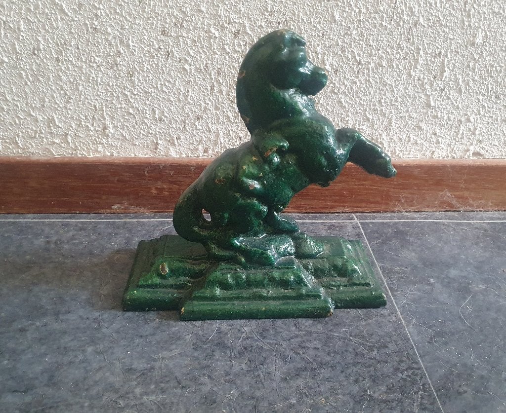 Groen geschilderd gietijzeren paardje op sokkel, Ophalen of Verzenden