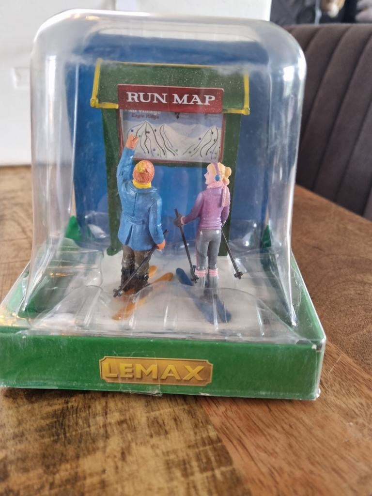 Lemax skiërs bij run map, Ophalen of Verzenden