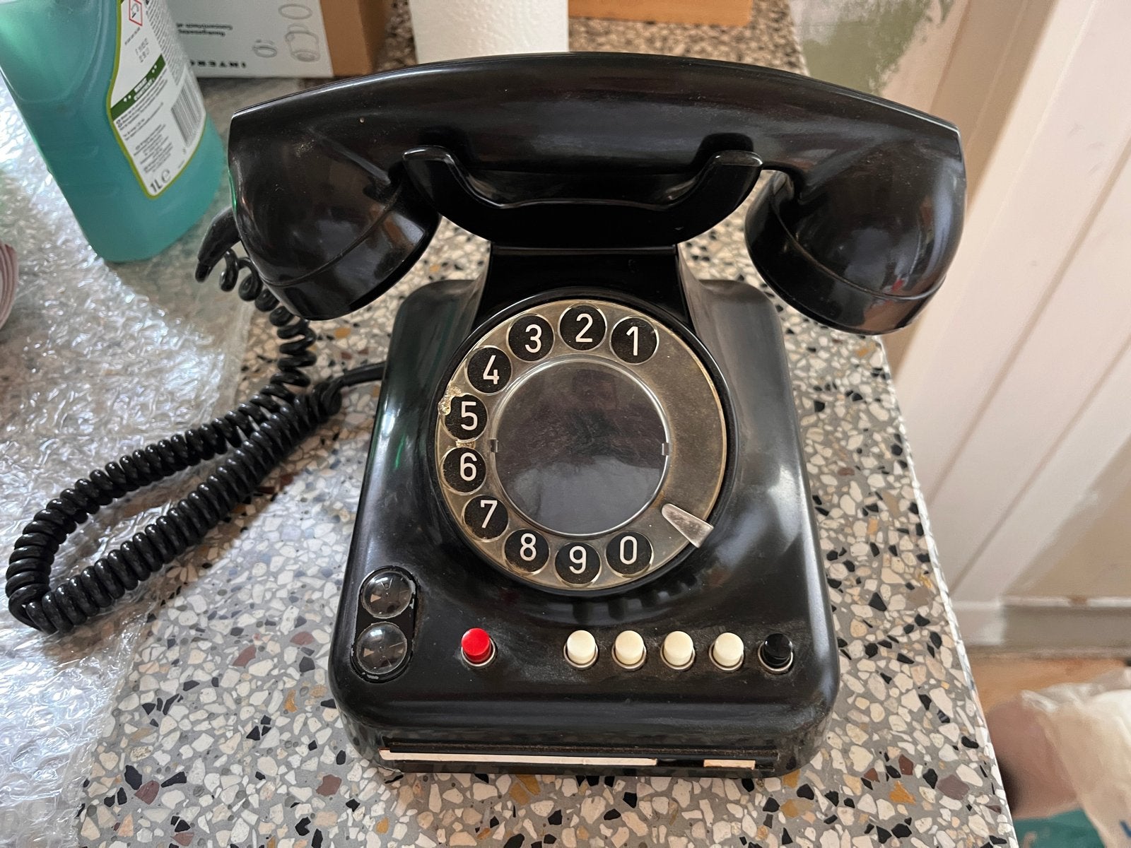 Klassieke bakelieten telefoons met draaischijf, Ophalen