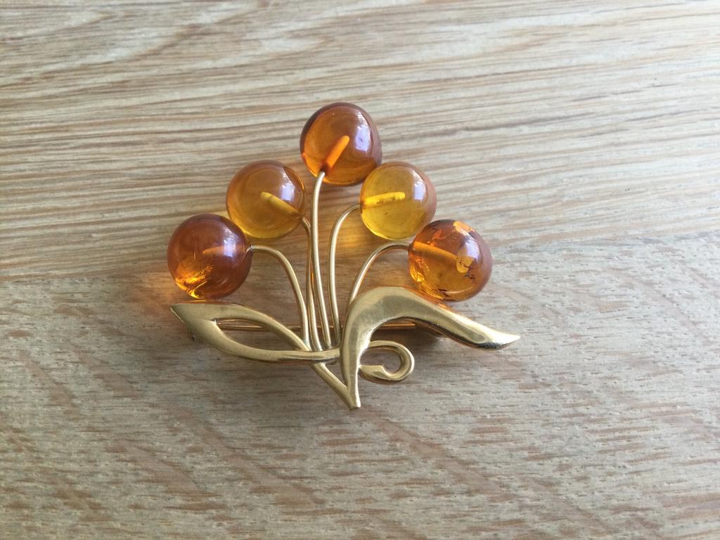 Vintage vergulde broche met wss Baltische amber ballen., Ophalen of Verzenden, Zo goed als nieuw, Goud, Overige materialen