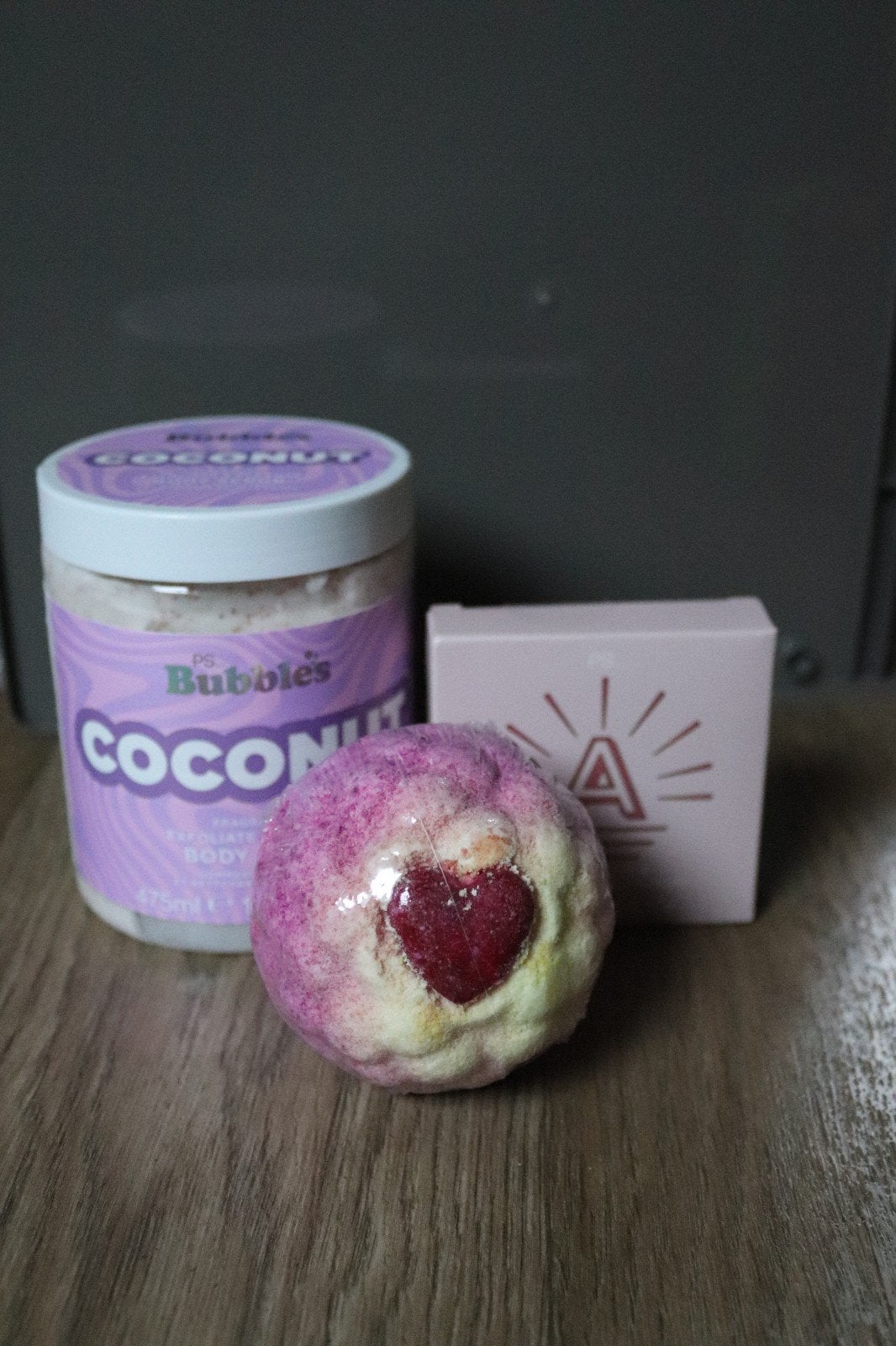 Nieuwe wellness set: Coconut body scrub, bruisbal & zeepje, Ophalen of Verzenden, Nieuw, Bad & Douche