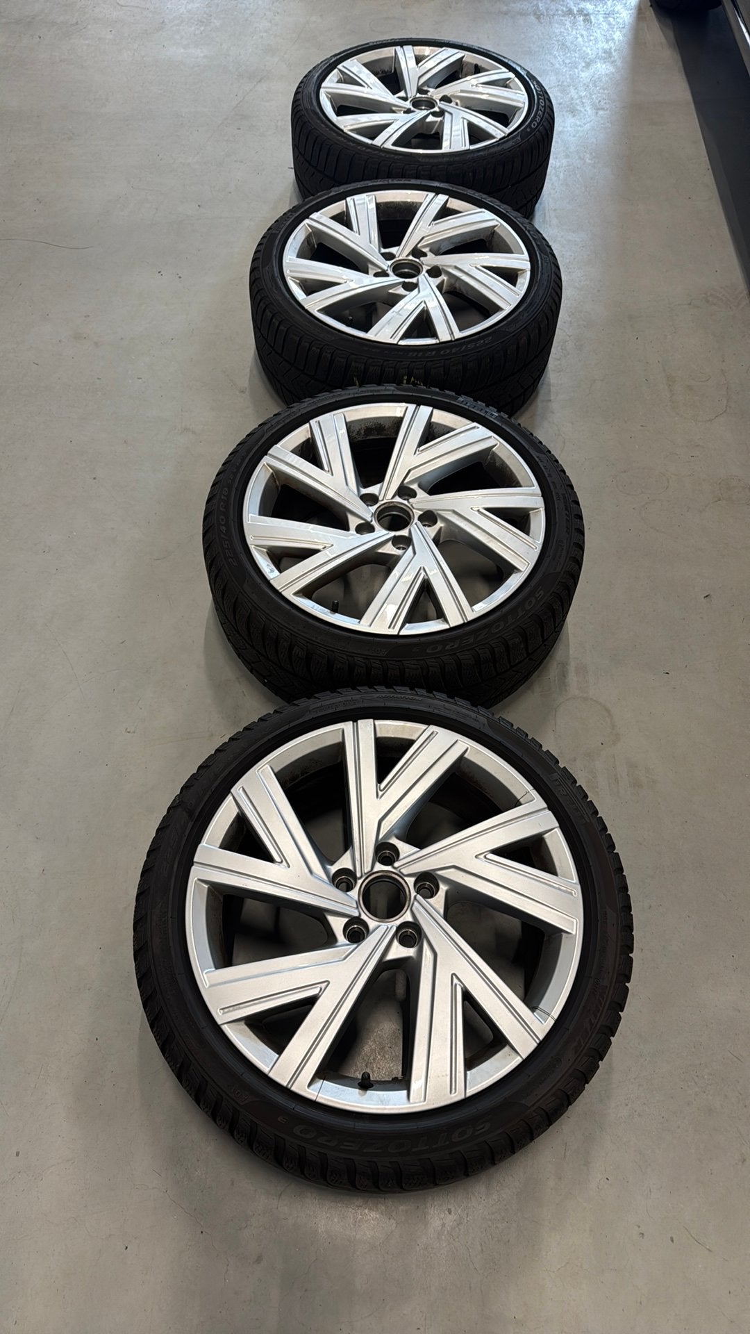 Orginele Volkswagen Bergamo Velgen winter Pirelli 225 40 18, 18 inch, Banden en Velgen, 225 mm, Winterbanden