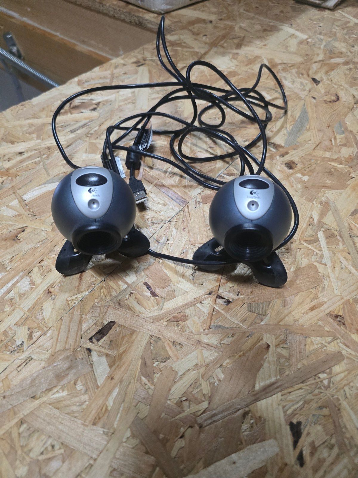 Logitech Webcams (2 stuks) - Bedraad, Gebruikt, Logitech, Ophalen of Verzenden, Monitorclip, Bedraad