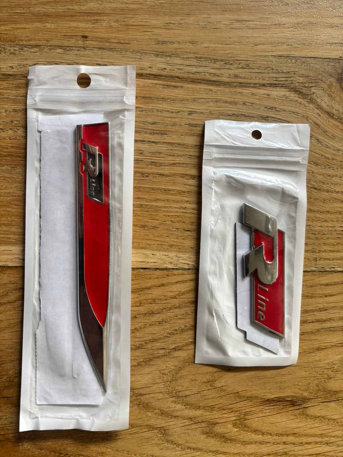 Nieuwe R-Line emblemen, Auto diversen, Ophalen of Verzenden