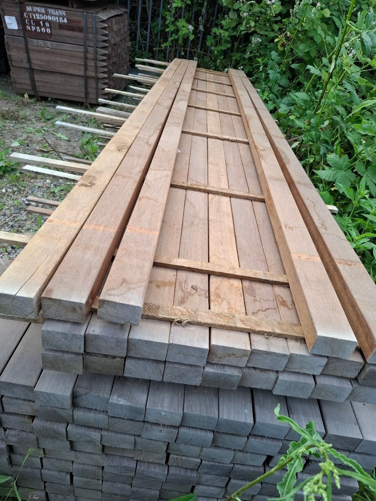 Partij 23 stuks hardhout balken 310 cm geschaafd bezorgen mo, Ophalen, Nieuw, Hardhout, 250 cm of meer