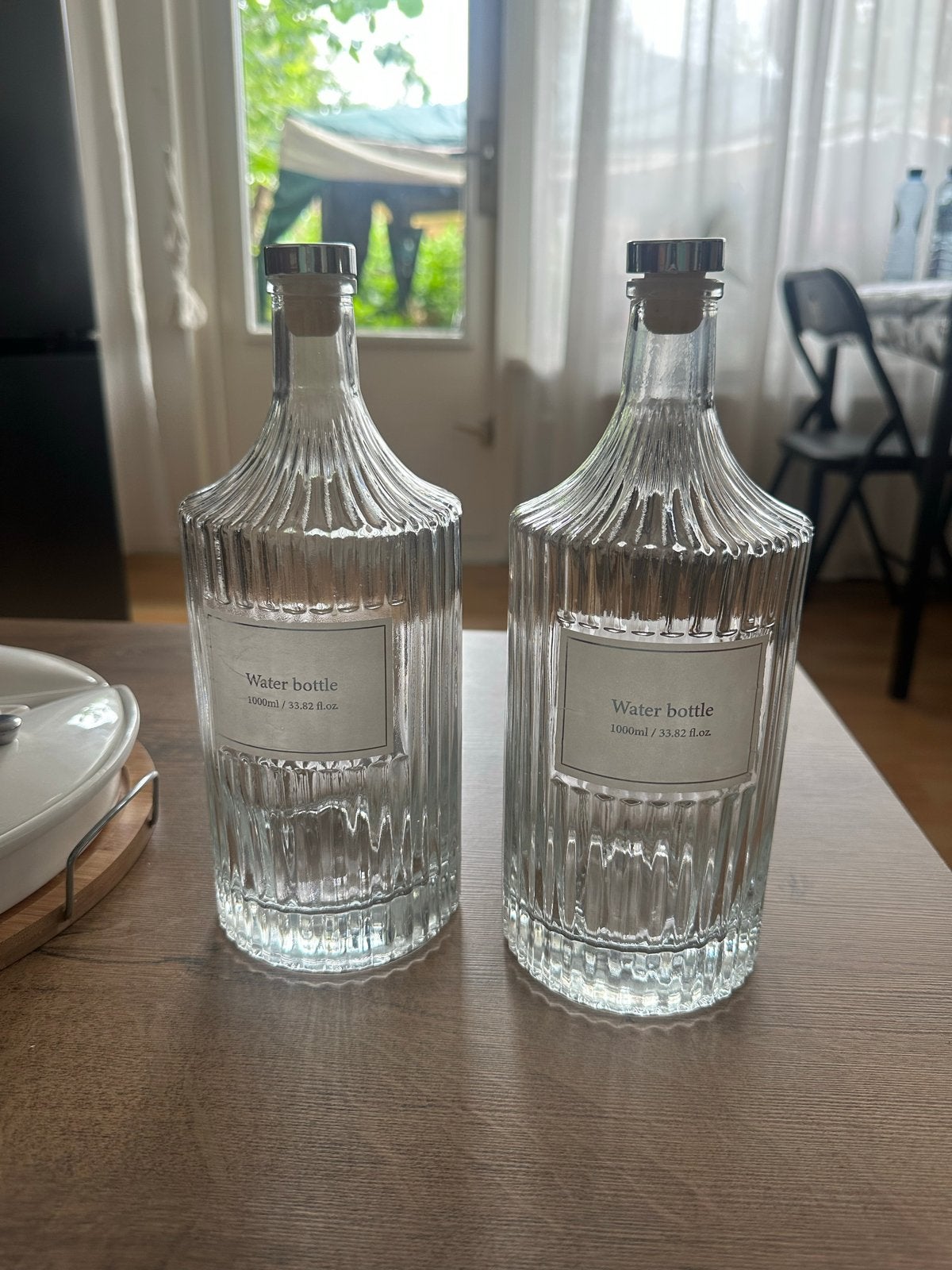 Set van 2 glazen waterflessen met kurk en zilveren dop, Huis en Inrichting, Woonaccessoires | Vazen, Transparant, Ophalen of Verzenden