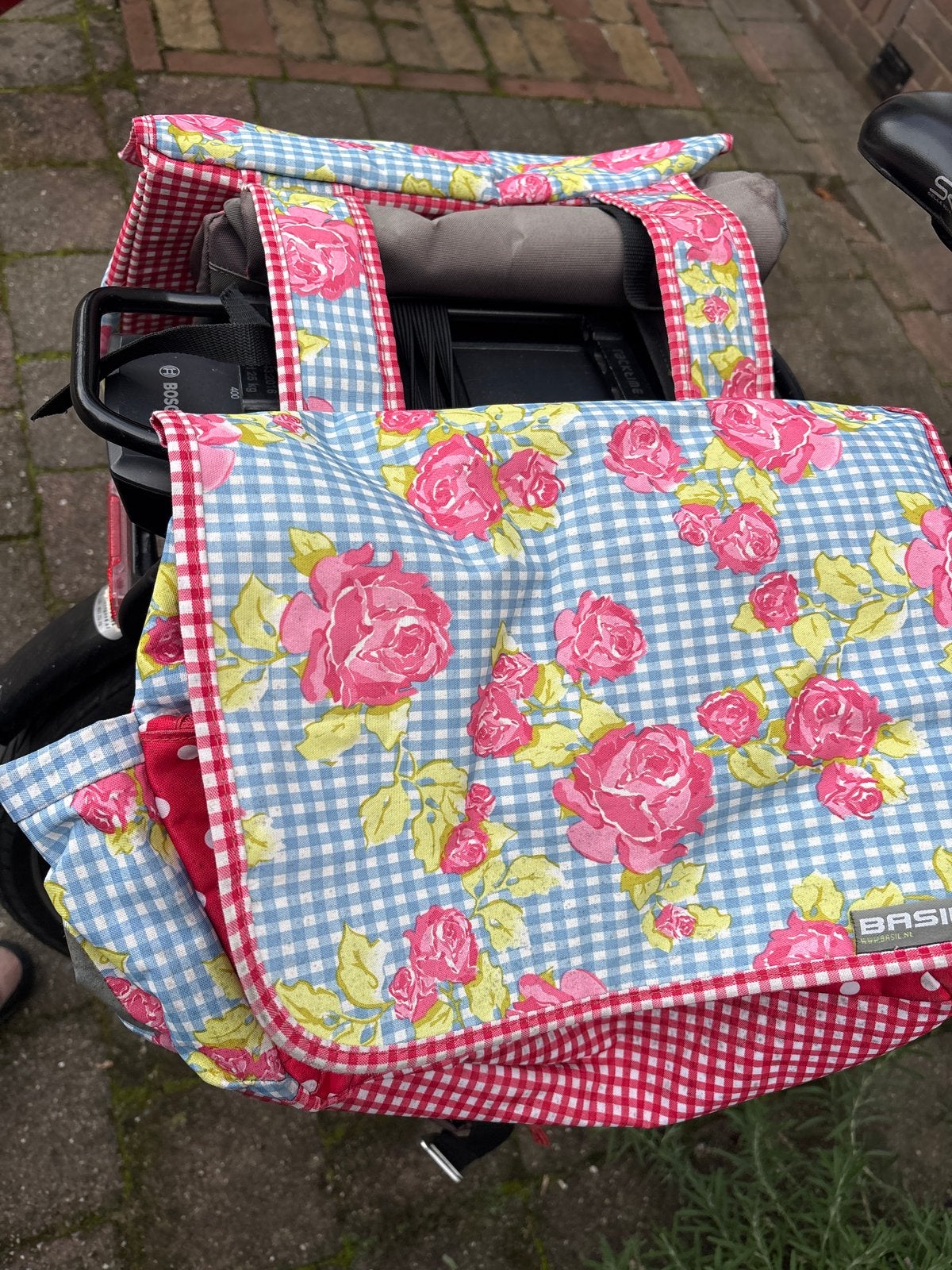 Basil fietstas met rozenprint en ruitjespatroon, Fietsen en Brommers, Ophalen, Gebruikt