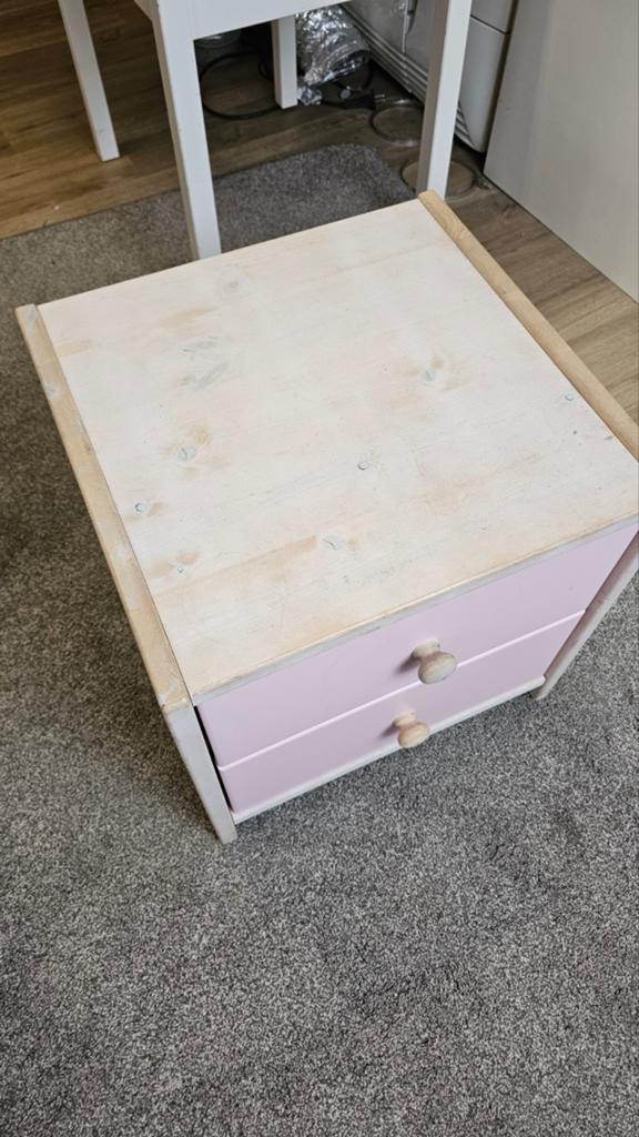 Nachtkastje met 2 lades - Roze en Hout, Minder dan 50 cm, Gebruikt, 1 of 2 laden, Ophalen of Verzenden