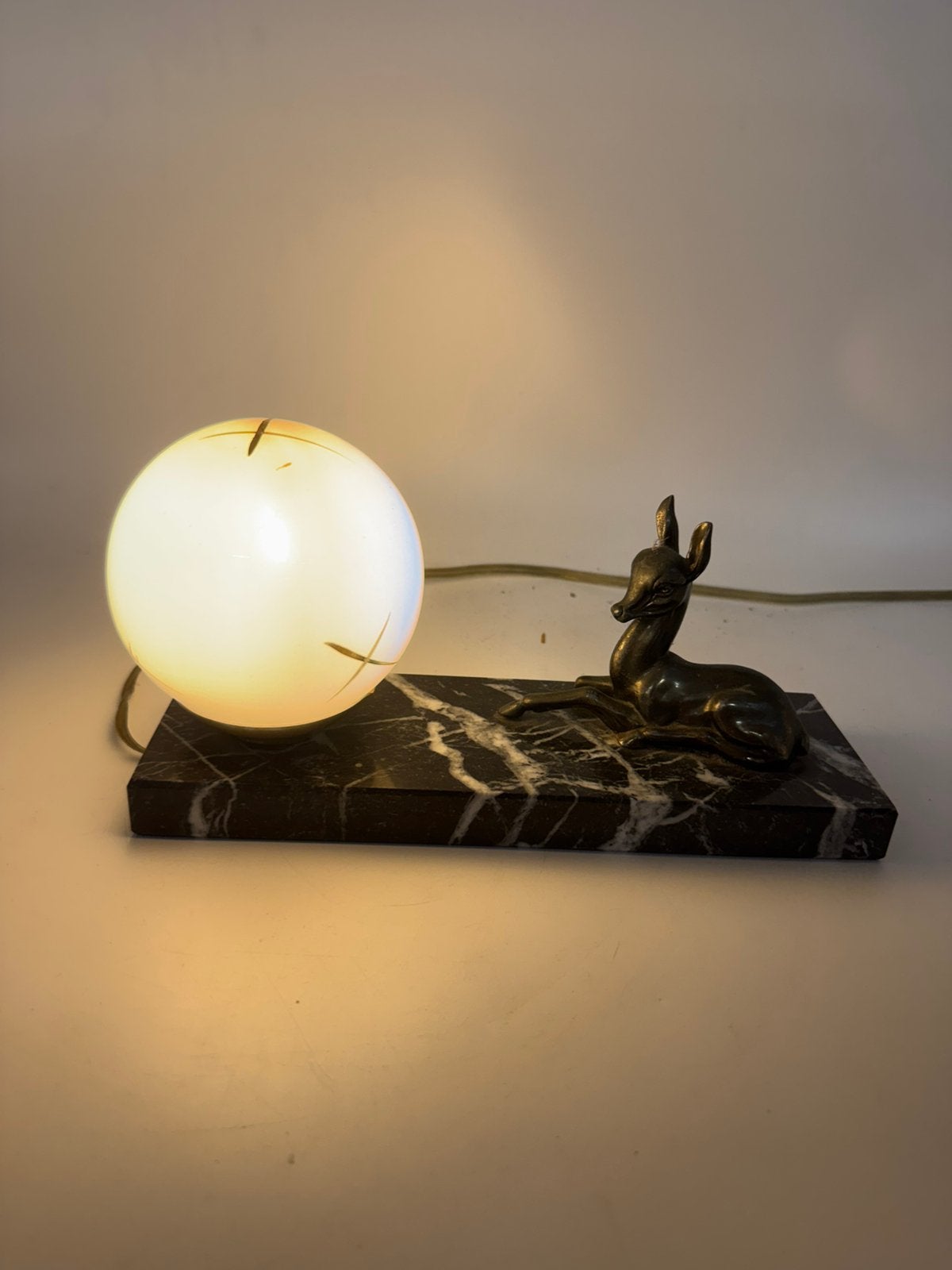 Art Deco Tafellamp met Gepatineerd Hertje, Ophalen of Verzenden