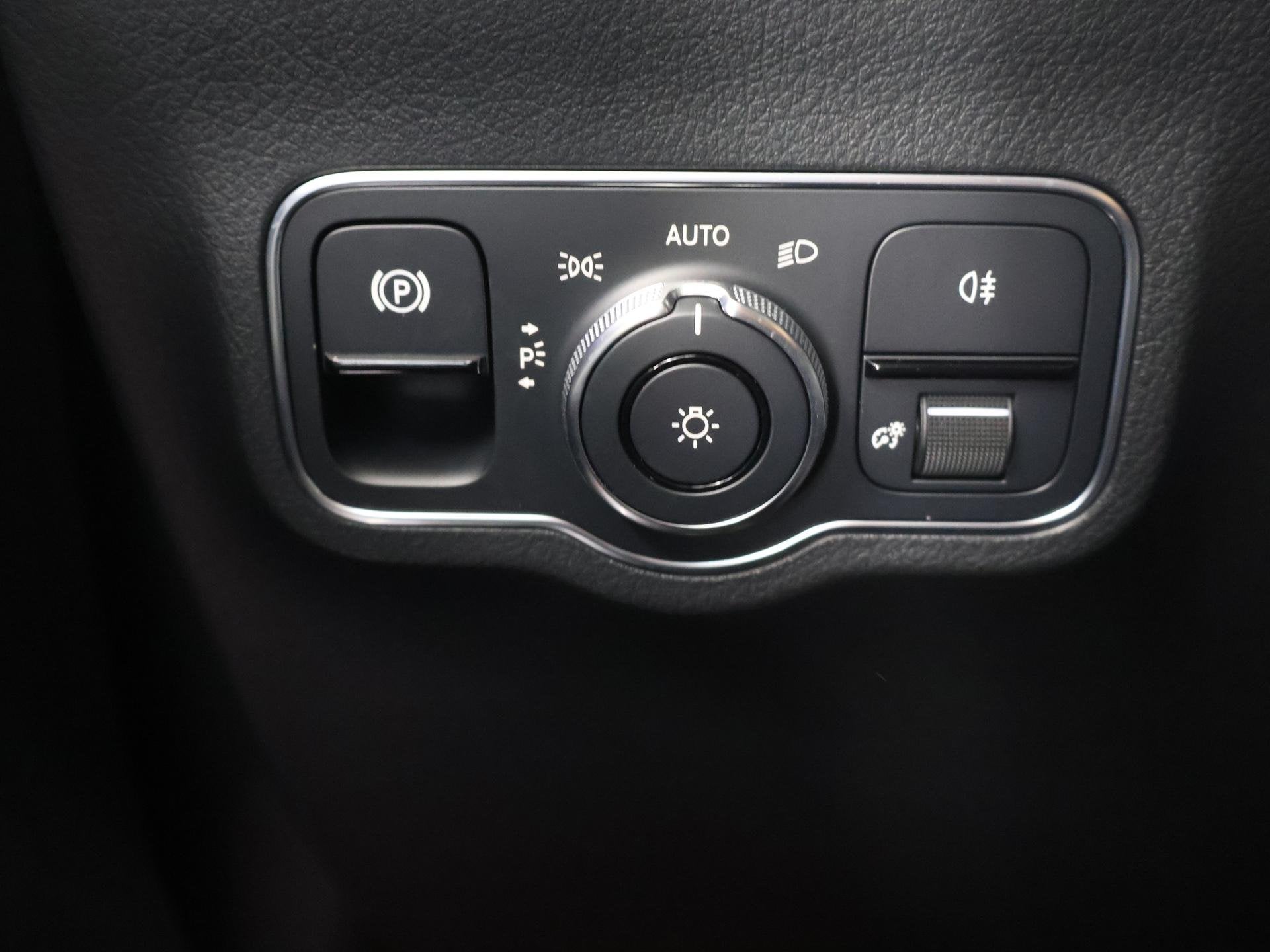 Foto 45 van Mercedes-Benz B-klasse 180 | Panoramadak | Widescreen | Stoe