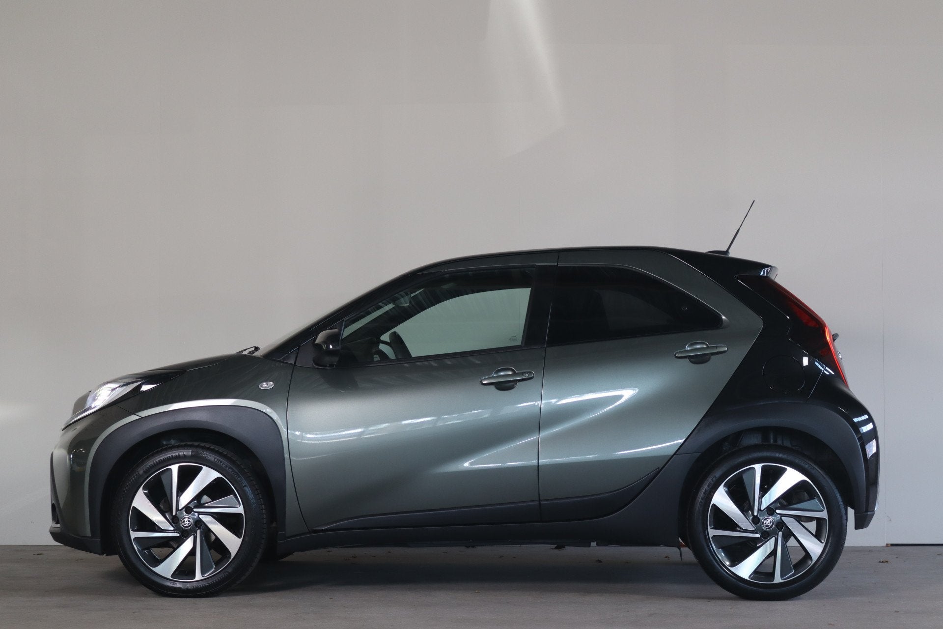 Toyota Aygo X 1.0 VVT-i S-CVT Envy NL-Auto! Apple Car-Play I, Auto's, Gebruikt, 4 stoelen, Leder en Stof, Origineel Nederlands