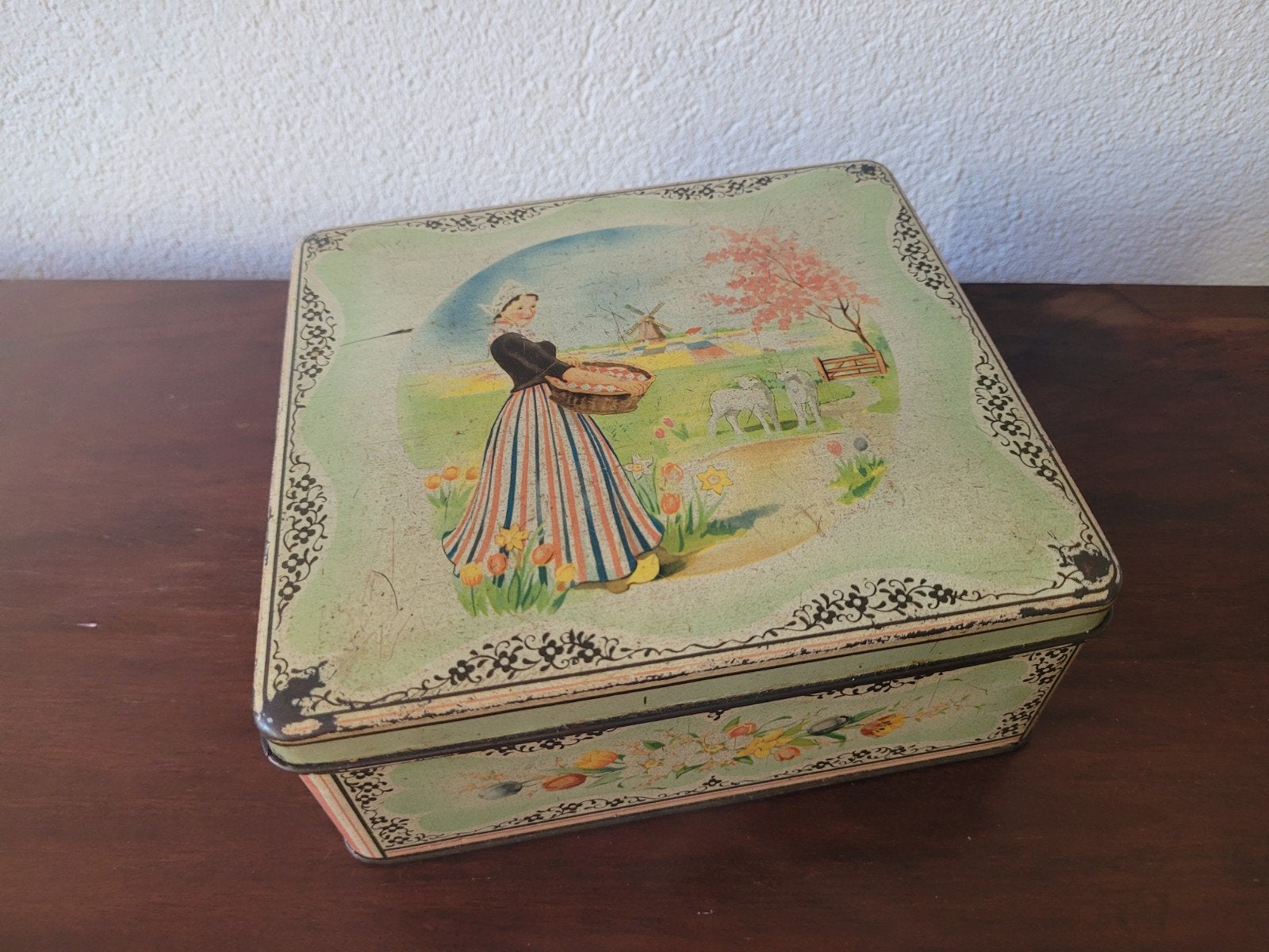 Vintage koektrommel met landelijke afbeelding B 17 x D 15cm., Verzamelen, Ophalen of Verzenden, Gebruikt, Koek(jes)