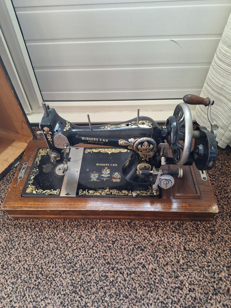 Antieke handnaaimachine Burgers E.N.R. met houten kap, Ophalen