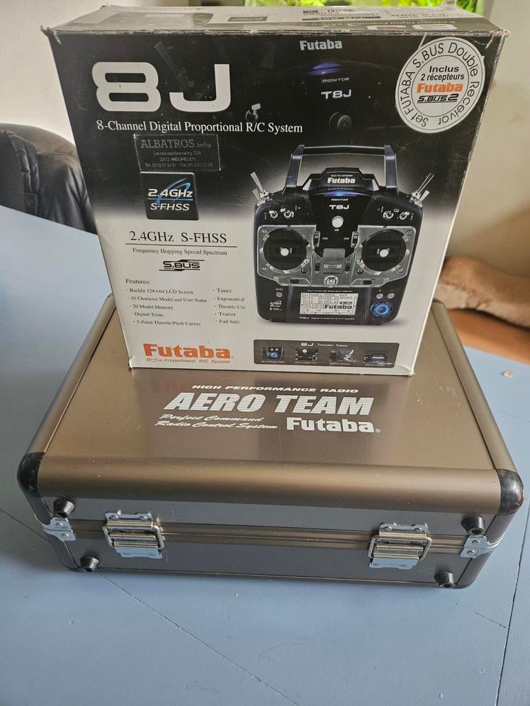 Futaba 8J, 2 ontvangers en alu koffer., Ophalen of Verzenden, Zo goed als nieuw
