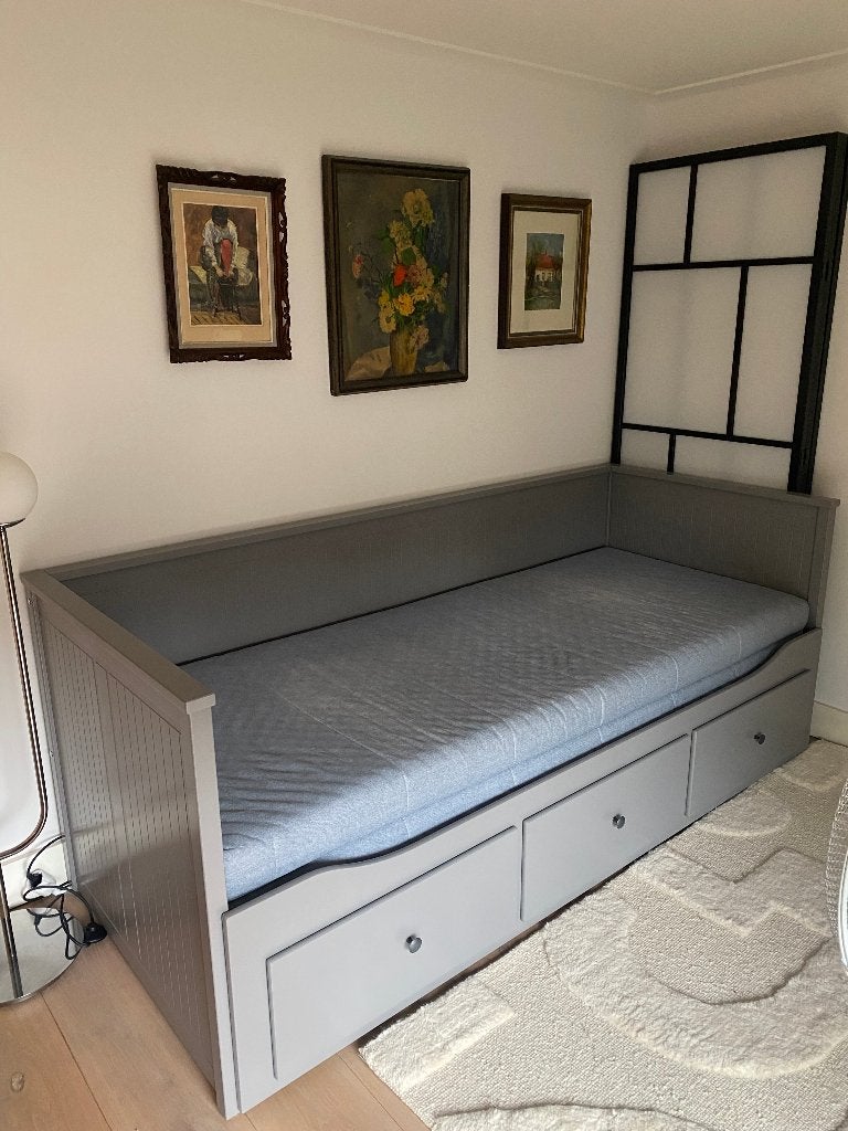 IKEA HEMNES Bedbank 80x200 Grijs + 2 Matrassen, Ophalen, Verstelbaar, Eenpersoons, Zo goed als nieuw